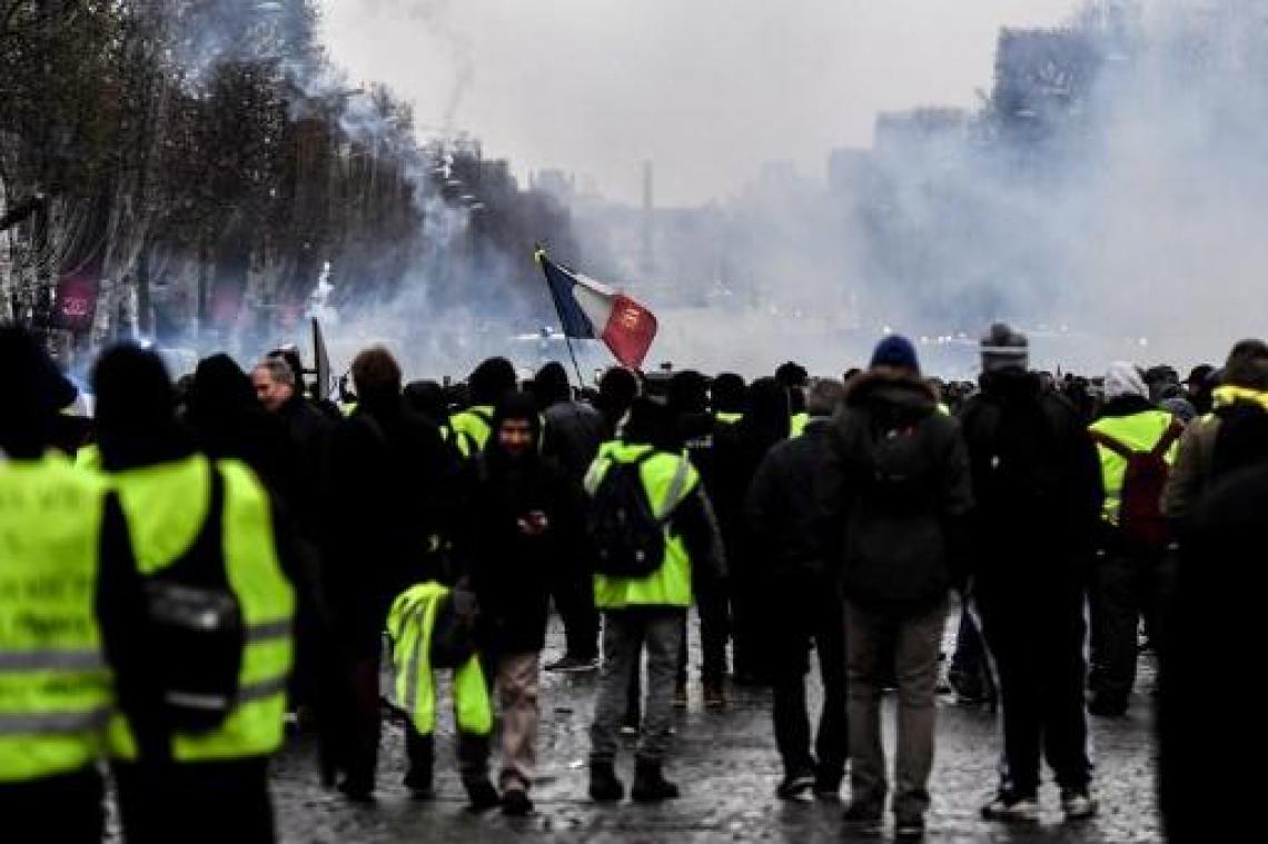 Eerste confrontaties tussen gele hesjes en ordetroepen in Parijs