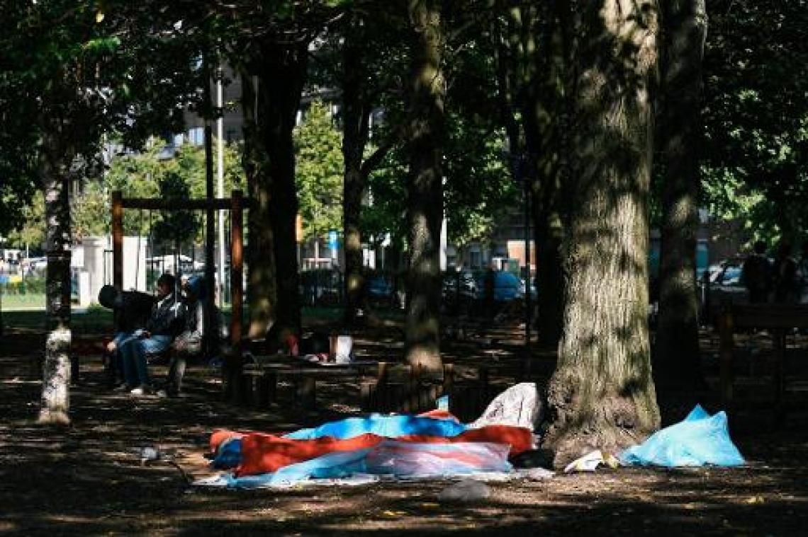 Linkse tegenbetoging roept op migranten niet als het probleem te zien
