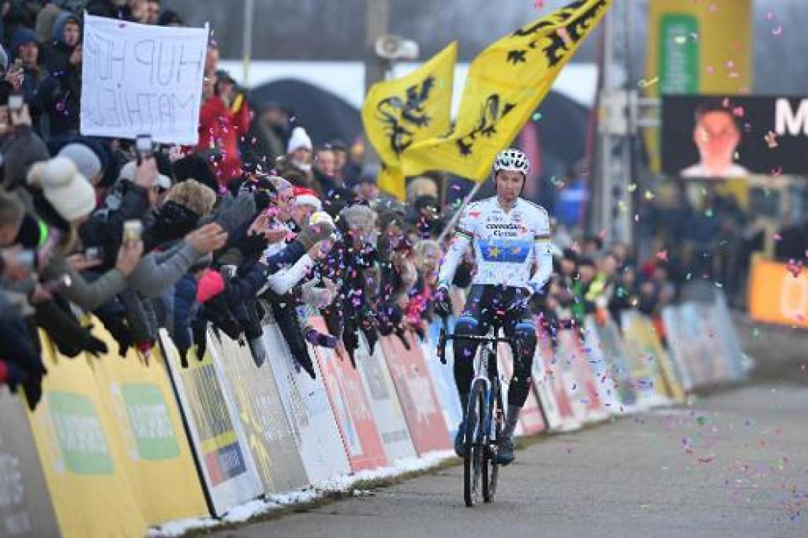 Mathieu van der Poel blijft ongenaakbaar in Superprestige