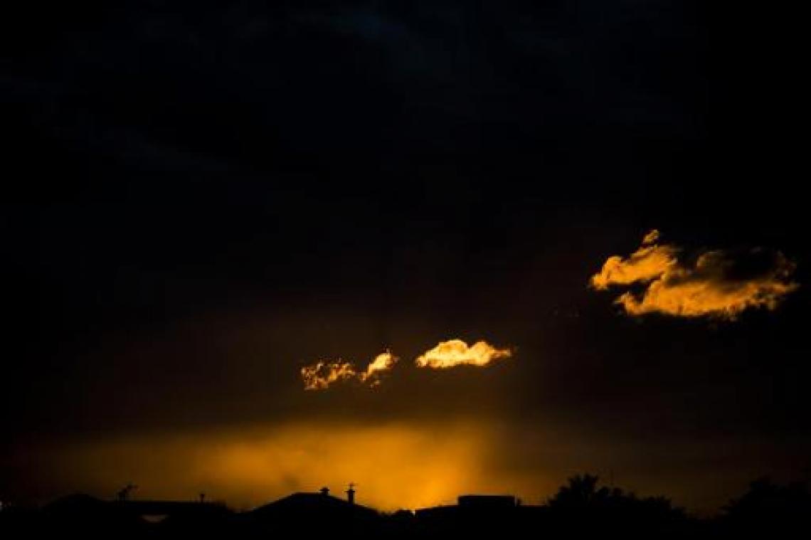 Zwaarbewolkt met later opklaringen