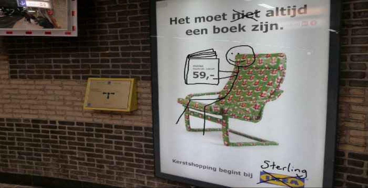 Boekenwinkel kaapt reclamebord van Ikea in Brussel