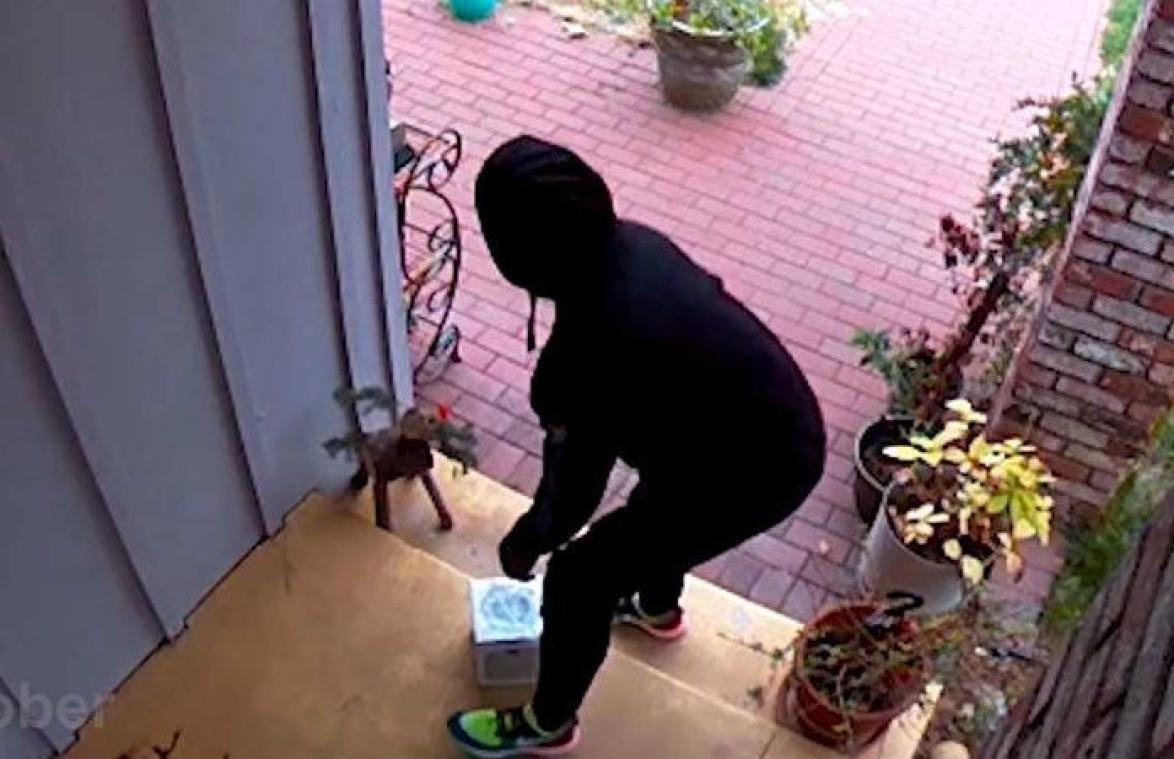 VIDEO. Man is pakjesdieven beu en neemt wraak op briljante wijze