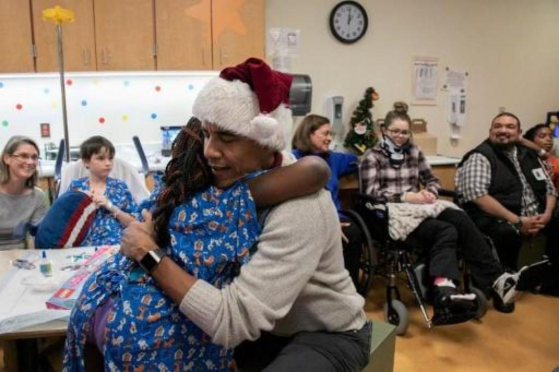 Amerikaanse ex-president Obama deelt als kerstman geschenken uit aan zieke kinderen