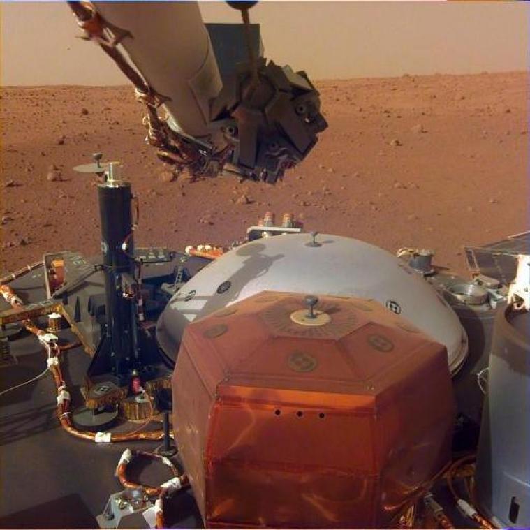 Marsrobot InSight zet eerste meetinstrument op de bodem neer