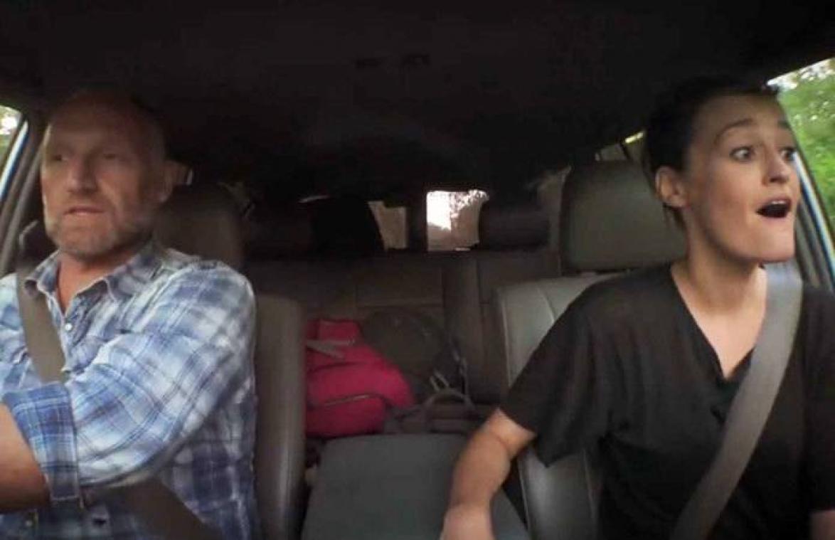 VIDEO. Tina Maerevoet knijpt ze als Jan controle over jeep verliest