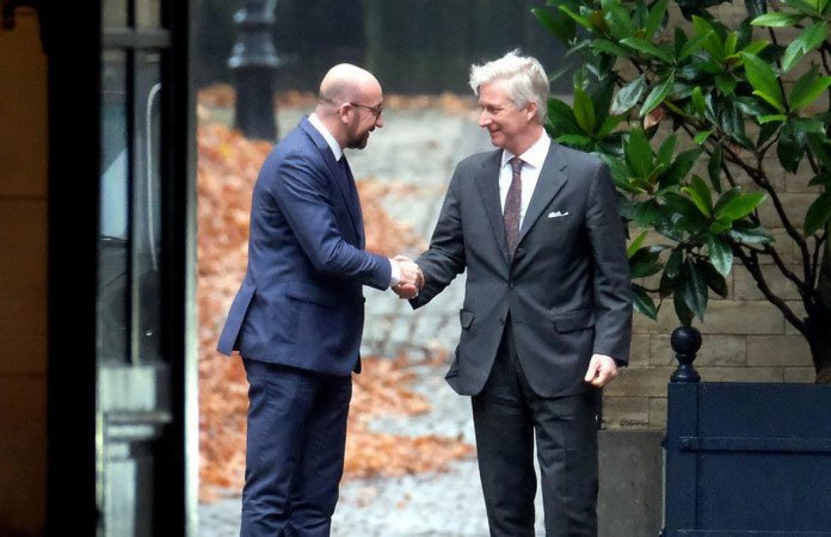Koning aanvaardt ontslag regering. Geen vervroegde verkiezingen.