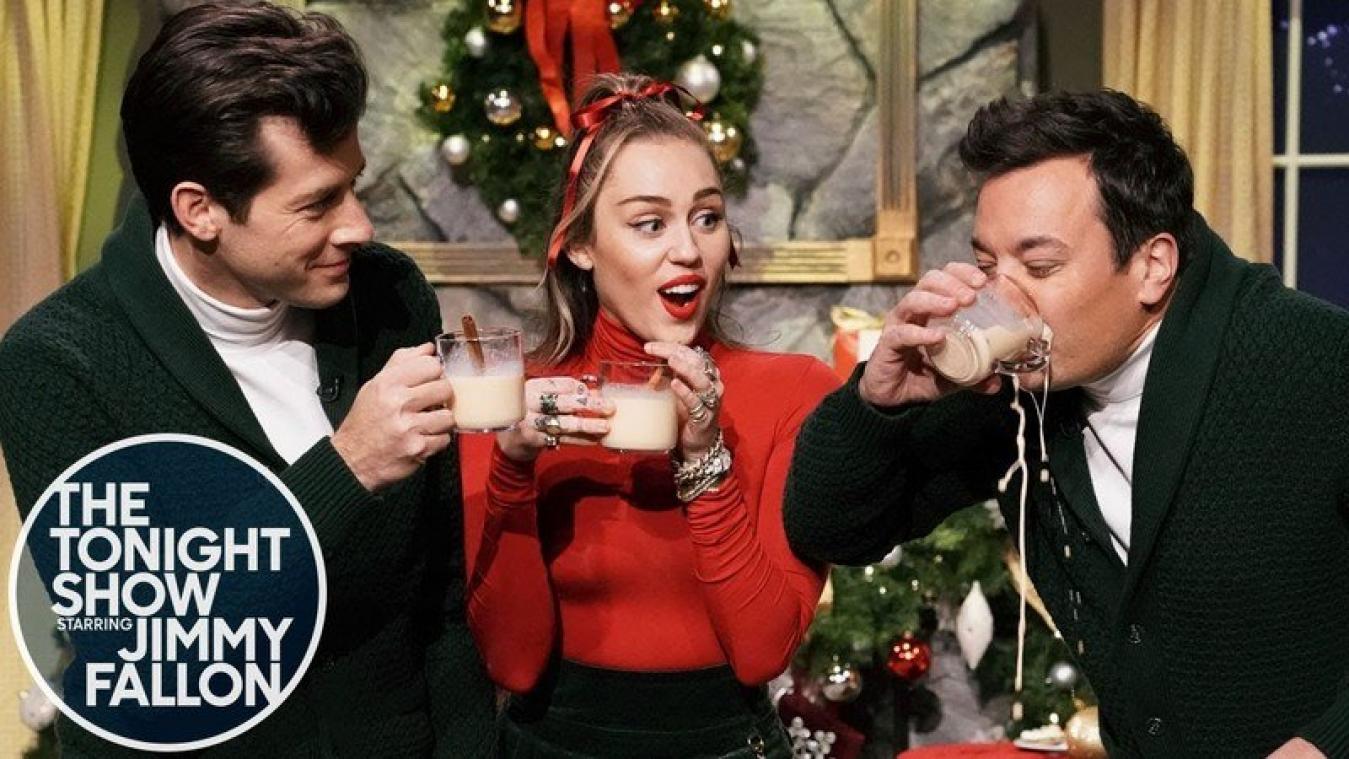 VIDEO. Miley Cyrus geeft eigen draai aan 'Santa Baby'