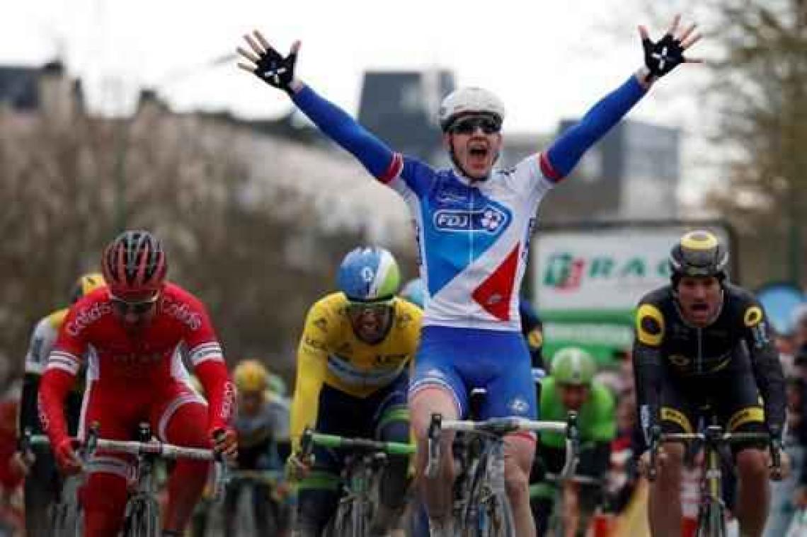 Arnaud Démare pakt de bloemen in Milaan-Sanremo