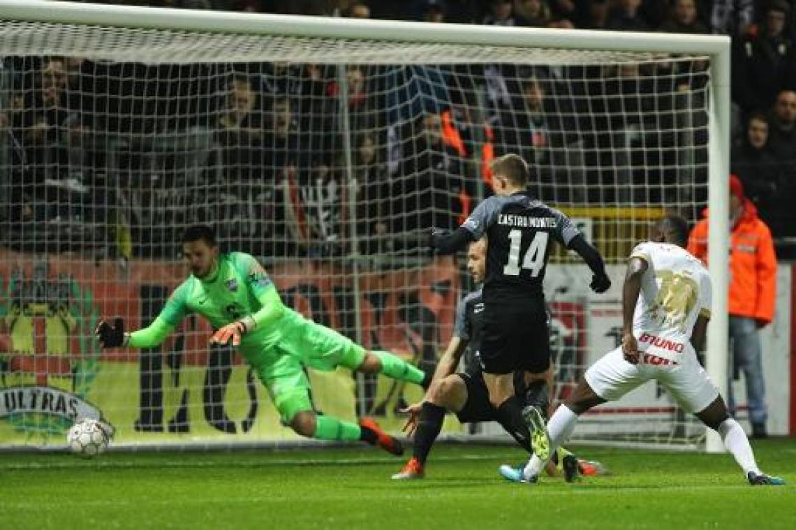 Jupiler pro league - Racing Genk kent geen problemen met Eupen en blijft stevig aan de leiding