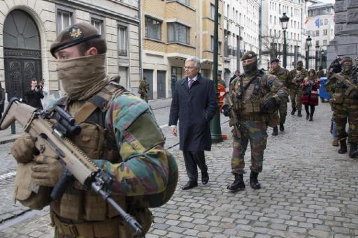 Reynders bezoekt militairen op straat en in luchthaven