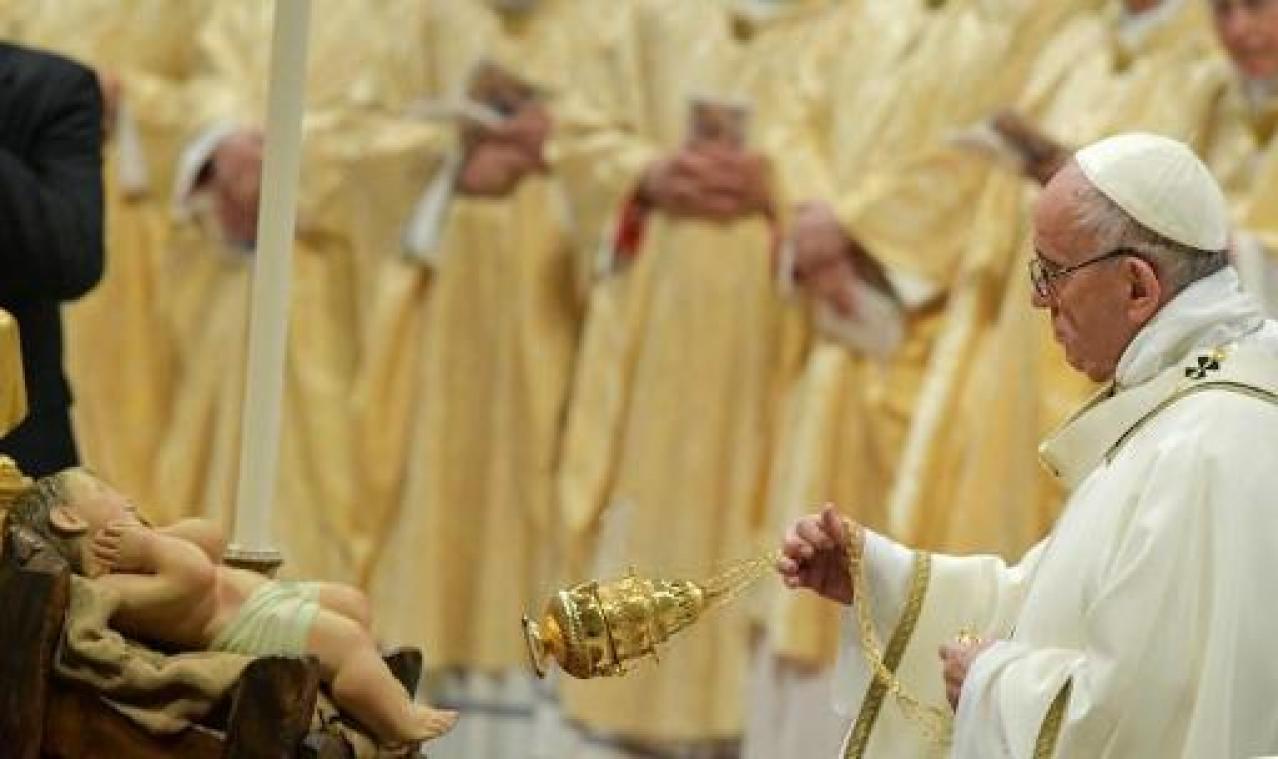 Paus treurt tijdens kerstnachtmis over "onverzadigbare hebzucht" van de mens