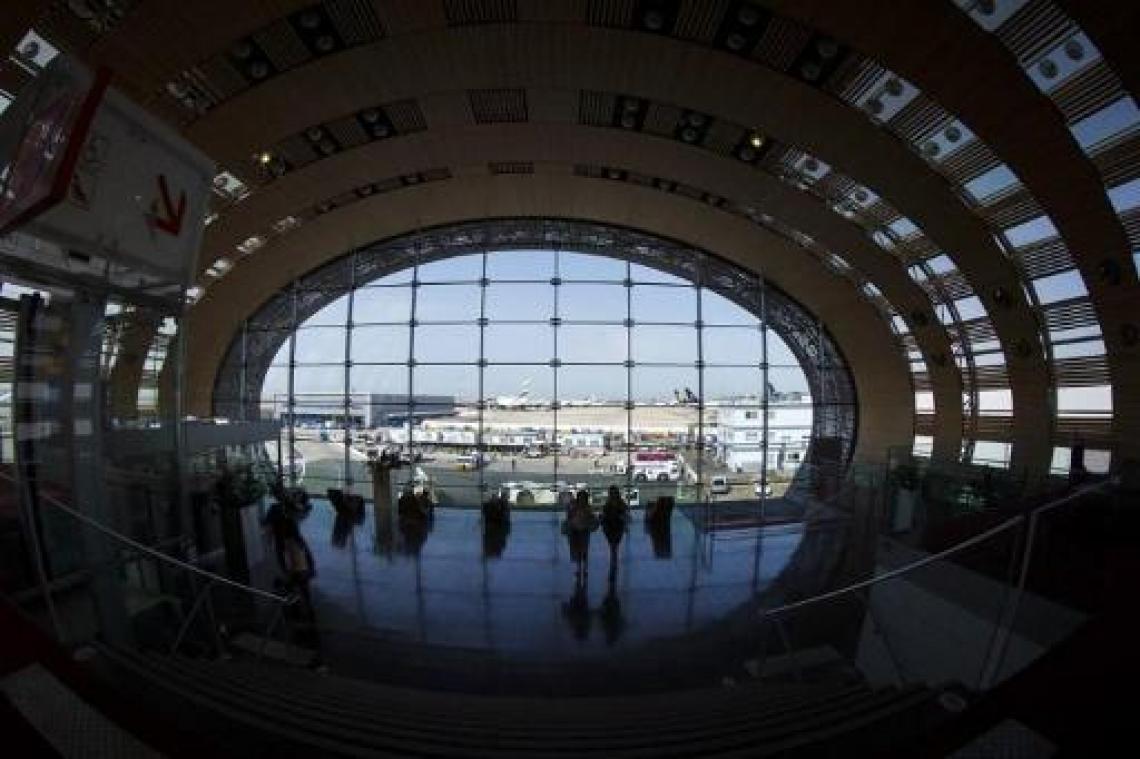 Twee mensen met namaakwapens veroorzaken paniek op luchthaven Roissy-Charles de Gaulle