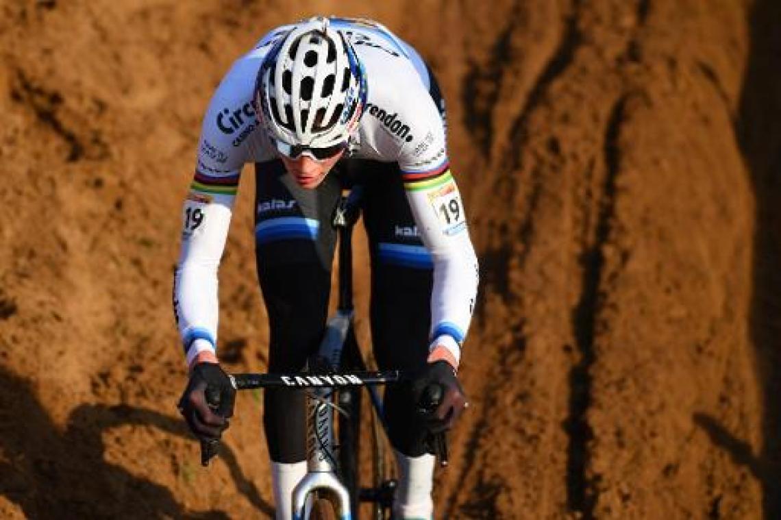 Oppermachtige Mathieu van der Poel pakt zege in Limburg