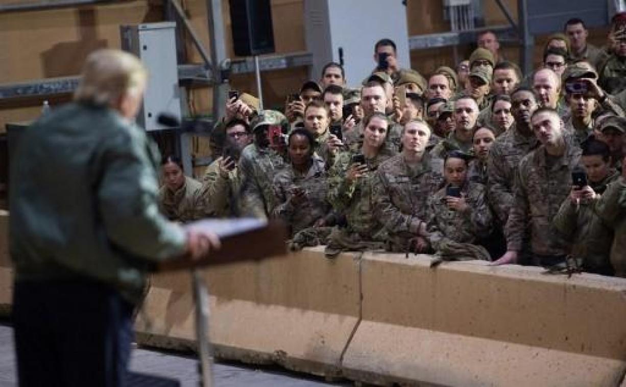 Trump brengt kerstbezoek aan Amerikaanse troepen in Irak