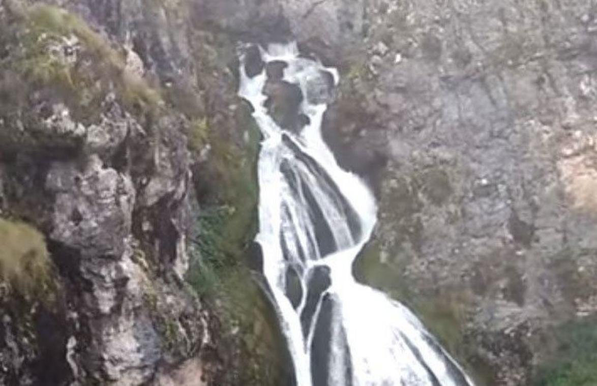 Deze prachtige waterval lijkt op een vrouw in een trouwkleed