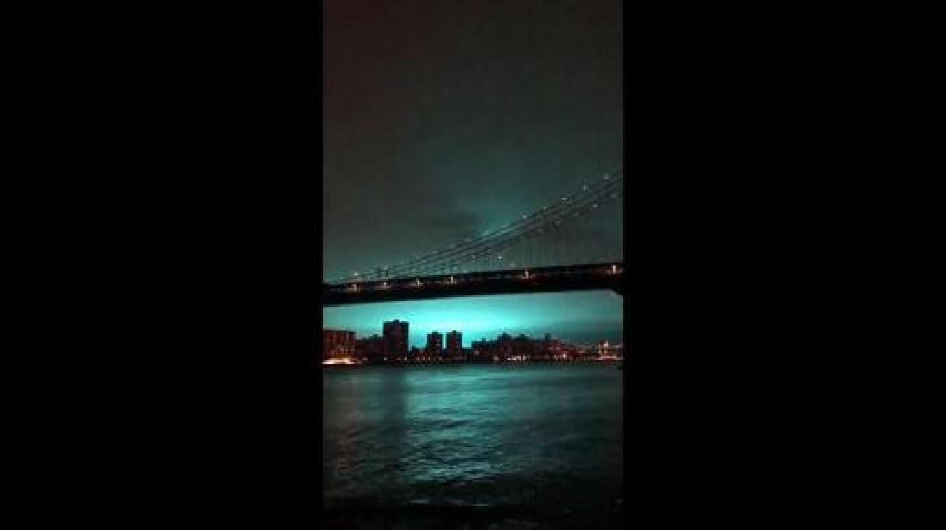Blauwe gloed over New York na explosie transformator