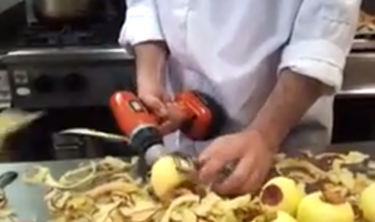 Het ideale trucje van een chef-kok om appels te schillen 