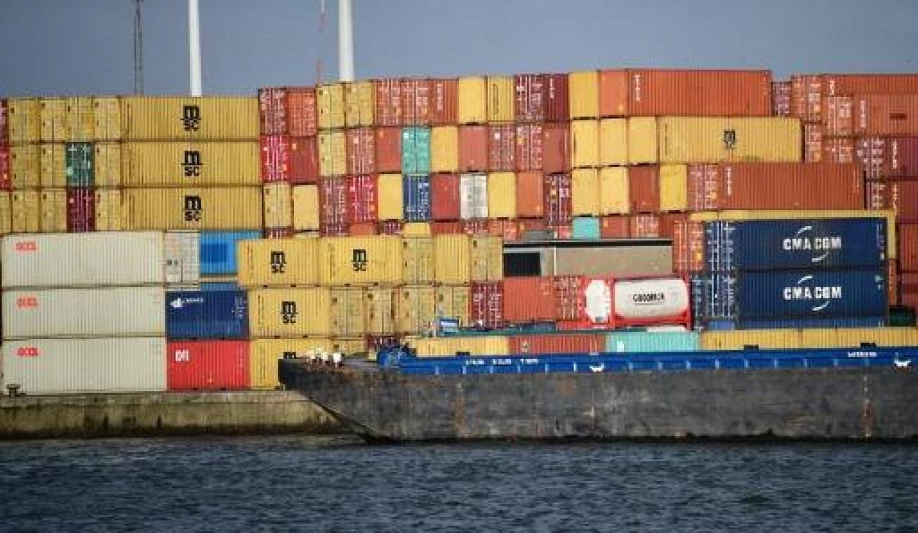 Dertigtal containers vallen van binnenschip in Antwerpse haven