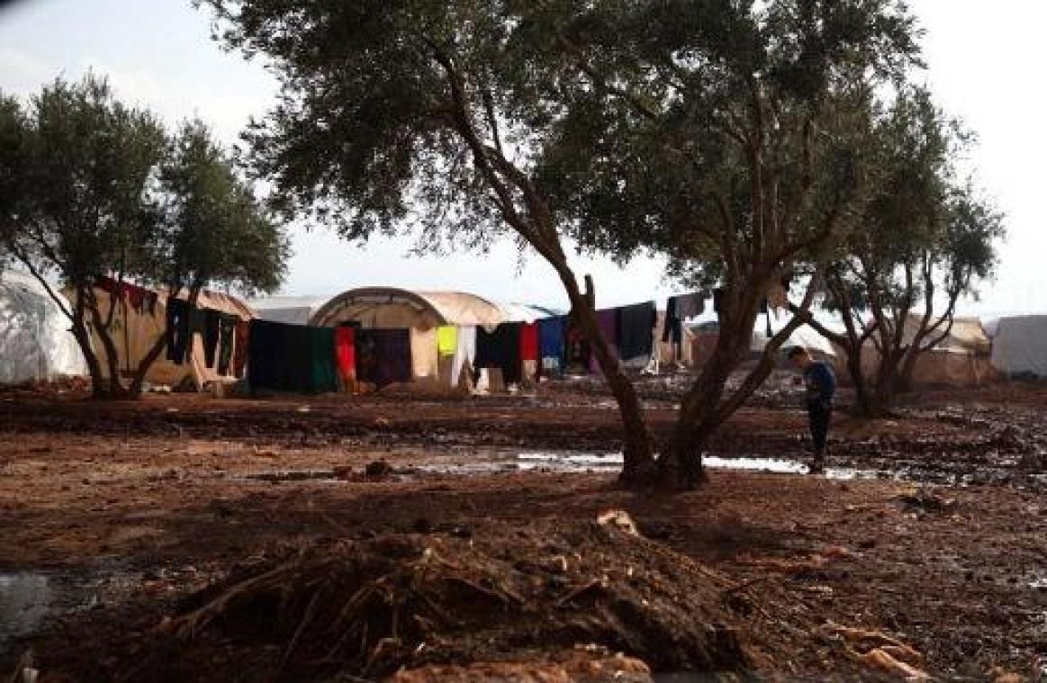 Syrisch vluchtelingenkamp in Syrië getroffen door modderstroom