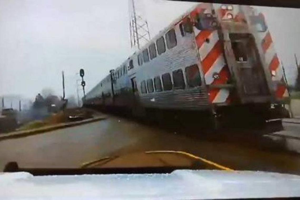 VIDEO. Amerikaanse agent weet aanstormende trein rakelings te ontwijken