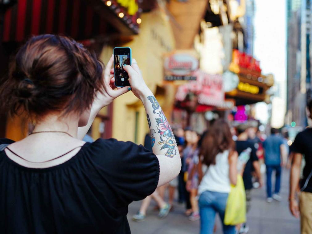 Poll: moet een smartphone op straat verboden worden?