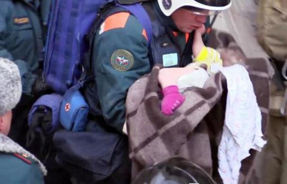 Baby van tien maand gered uit puin Russisch appartementsgebouw