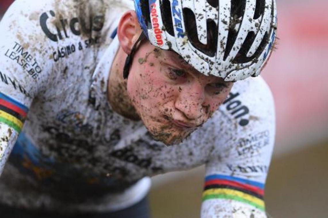 Winnaar Van der Poel na incidentrijke cross: "Hoop dat ik voor 2019 alle pech heb gehad"