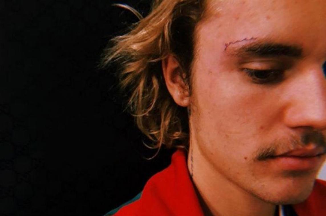 Justin Bieber onthult eindelijk gezichtstattoo