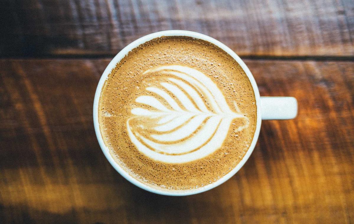 Man kaapt bus voor een koffietje