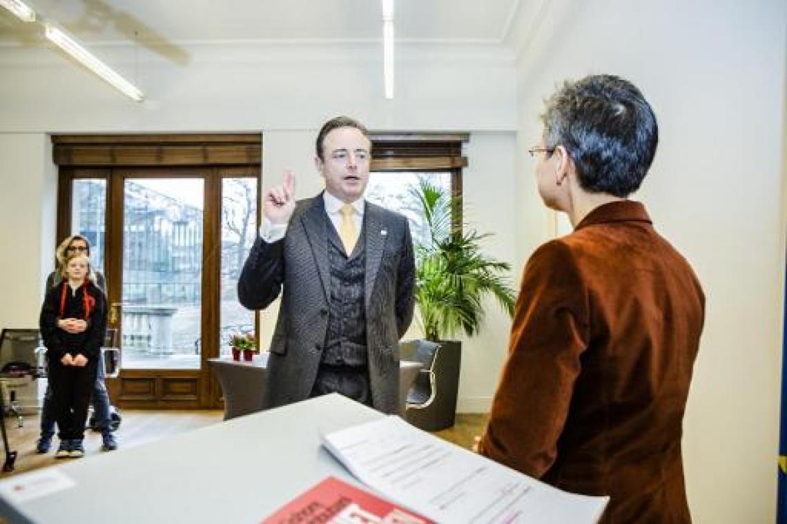De Wever legt eed af voor tweede termijn als Antwerps burgemeester