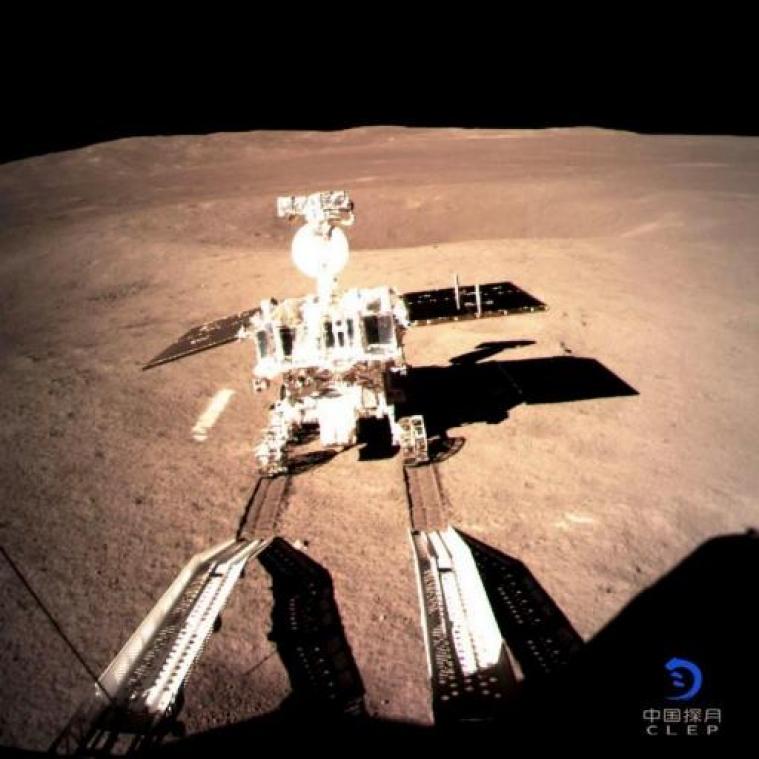 Robot start verkenning op achterkant van de Maan