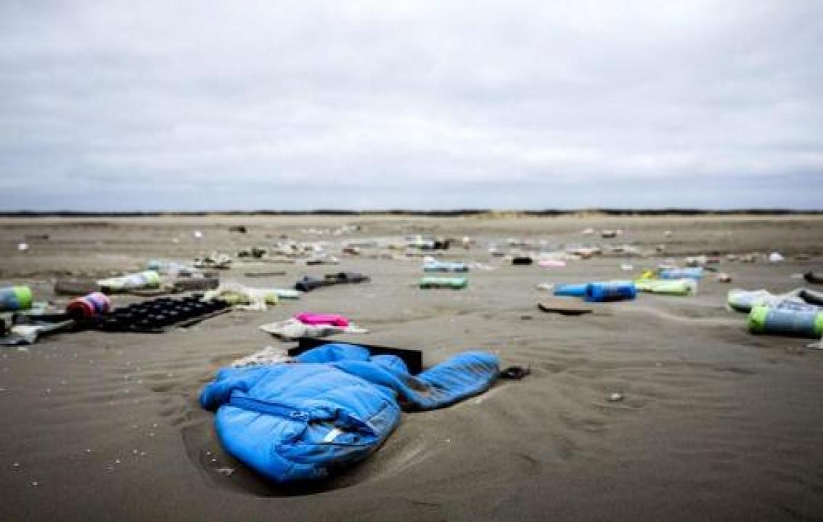 Containers overboord geslagen op Noordzee - Schoonmaakacties op Waddeneilanden gaan zaterdag voort