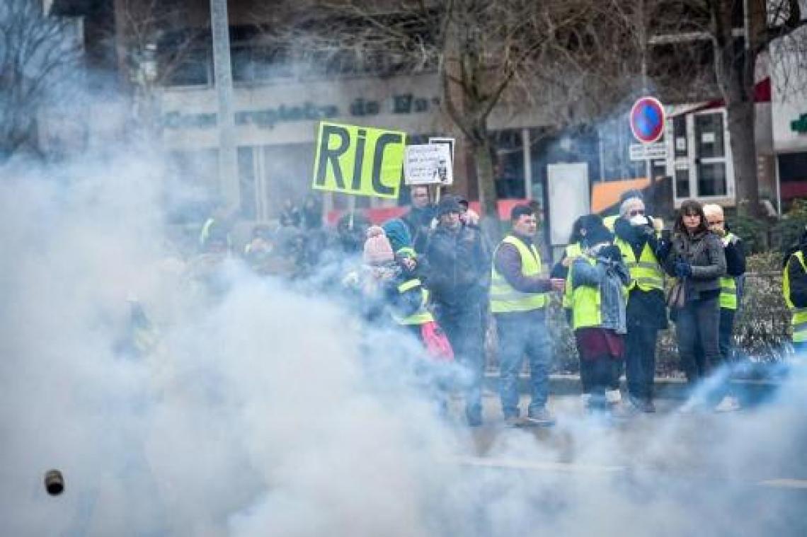 Botsingen tussen gele hesjes en ordetroepen in Parijs