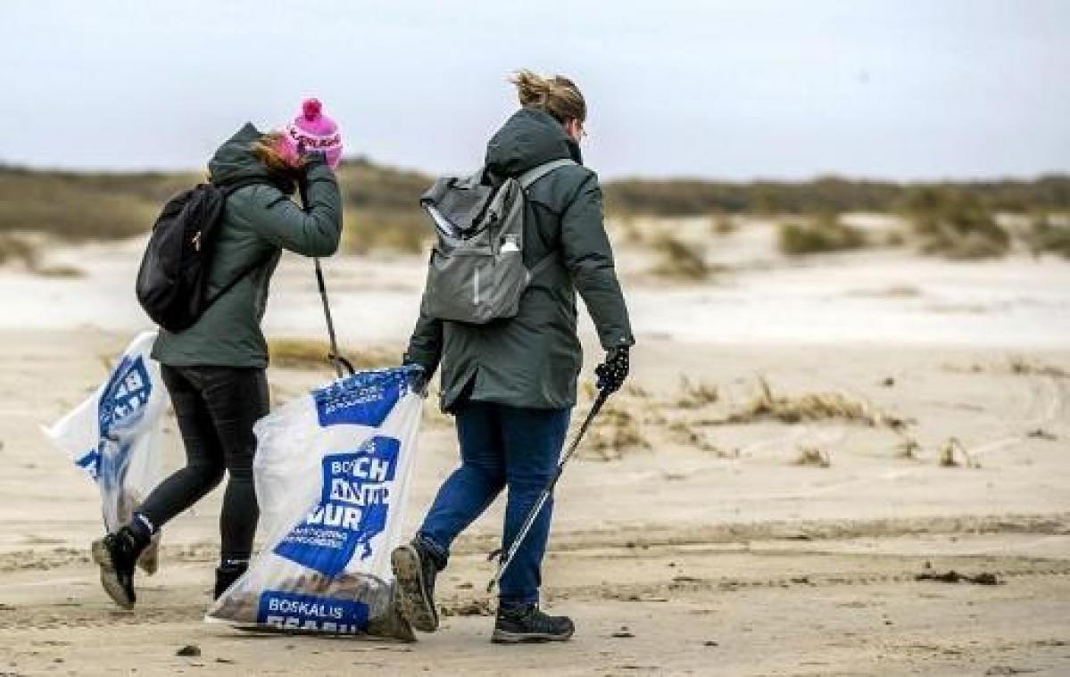 Zakken vol rommel geruimd op Terschelling