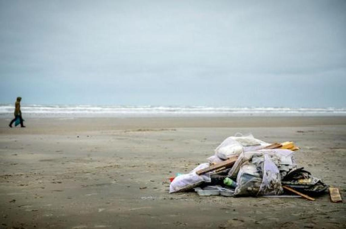 Containers overboord op Noordzee - Strand Schiermonnikoog grotendeels opgeruimd