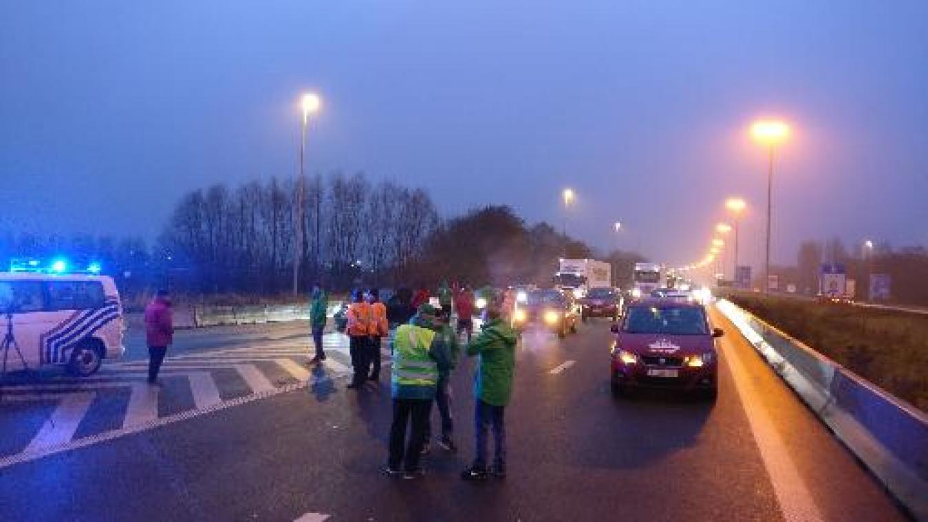 Transportvakbonden versperren volledige snelweg in Rekkem