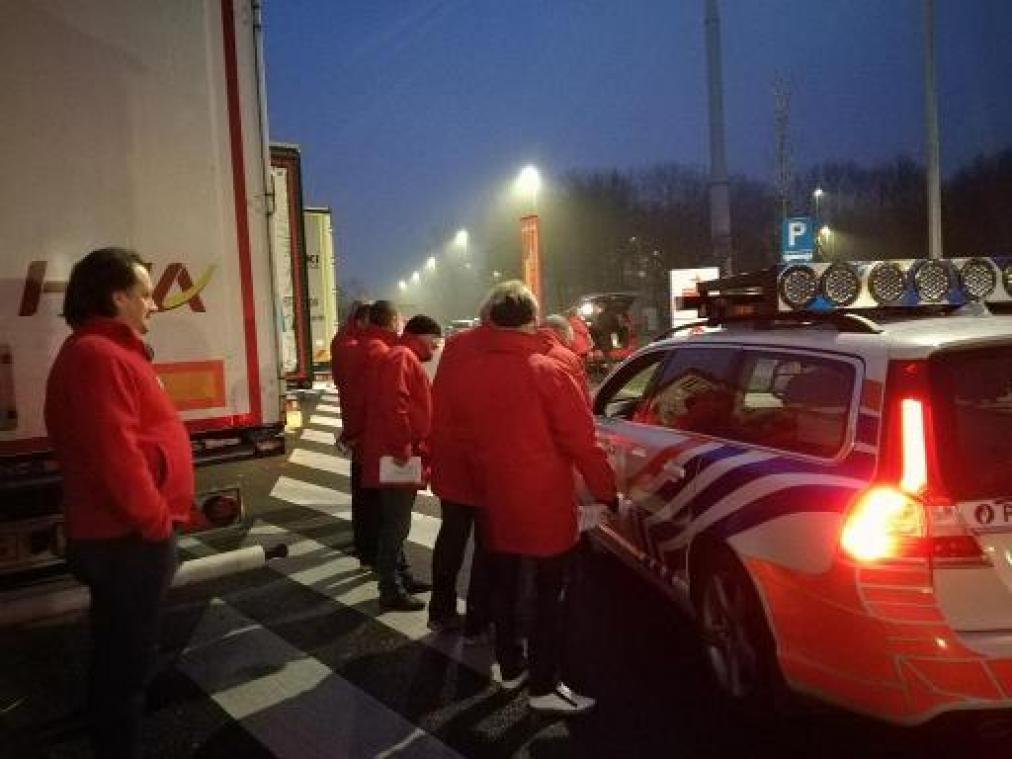 Transportvakbond voert actie aan snelwegparking E314 in Zonhoven