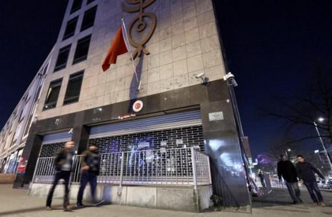 Man steekt zichzelf in brand in Turks consulaat in Rotterdam