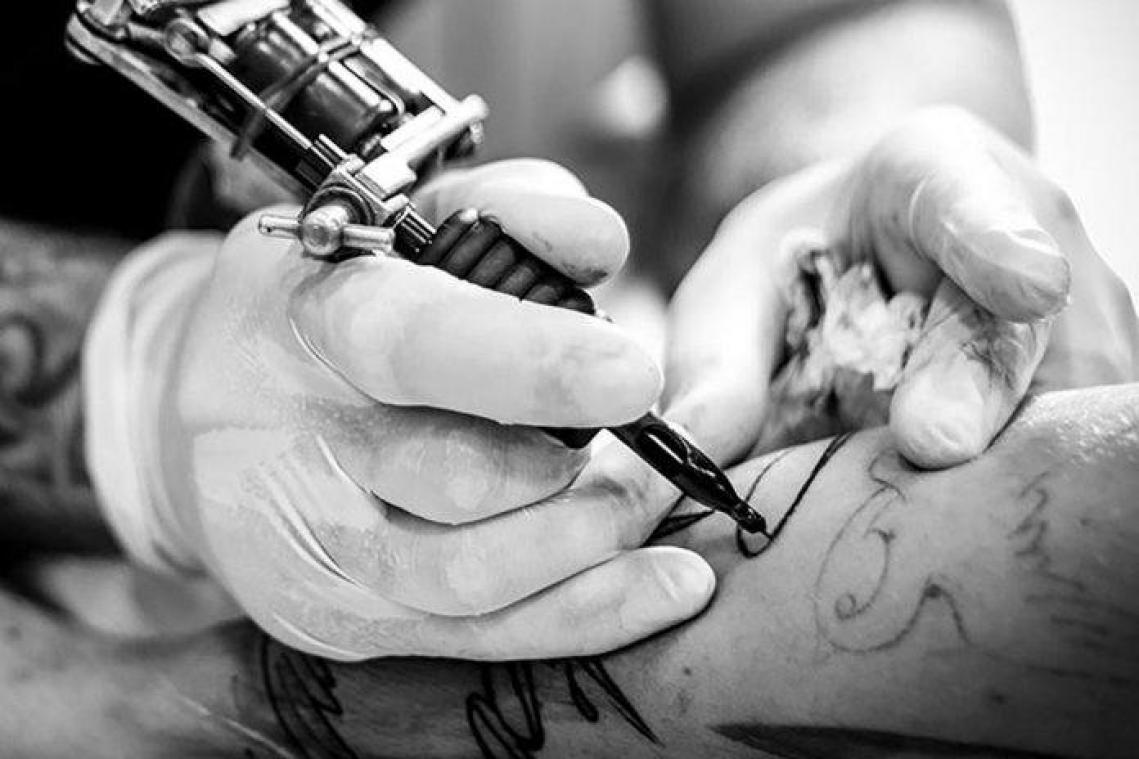 Overspelige echtgenoot laat tattoo plaatsen om vrouw terug te winnen