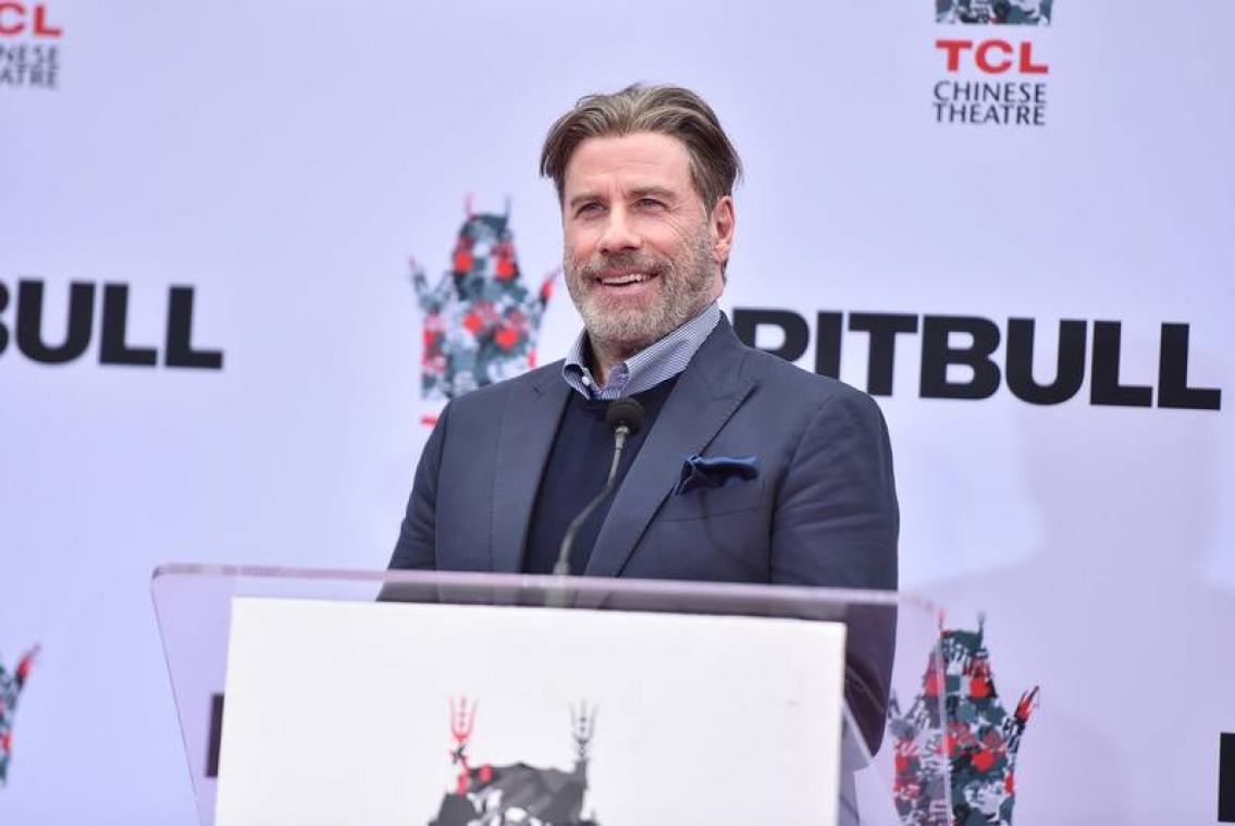 John Travolta toont kale knikker
