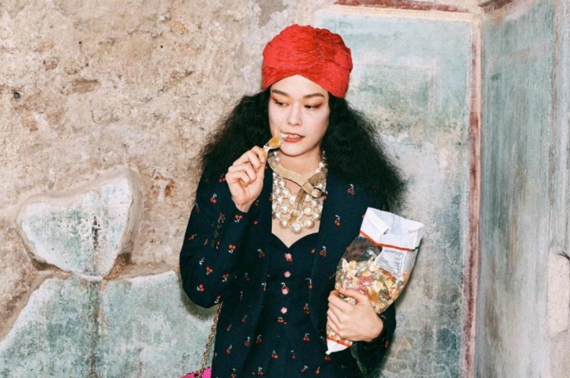 IN BEELD. Gucci gebruikt snacks als accessoires