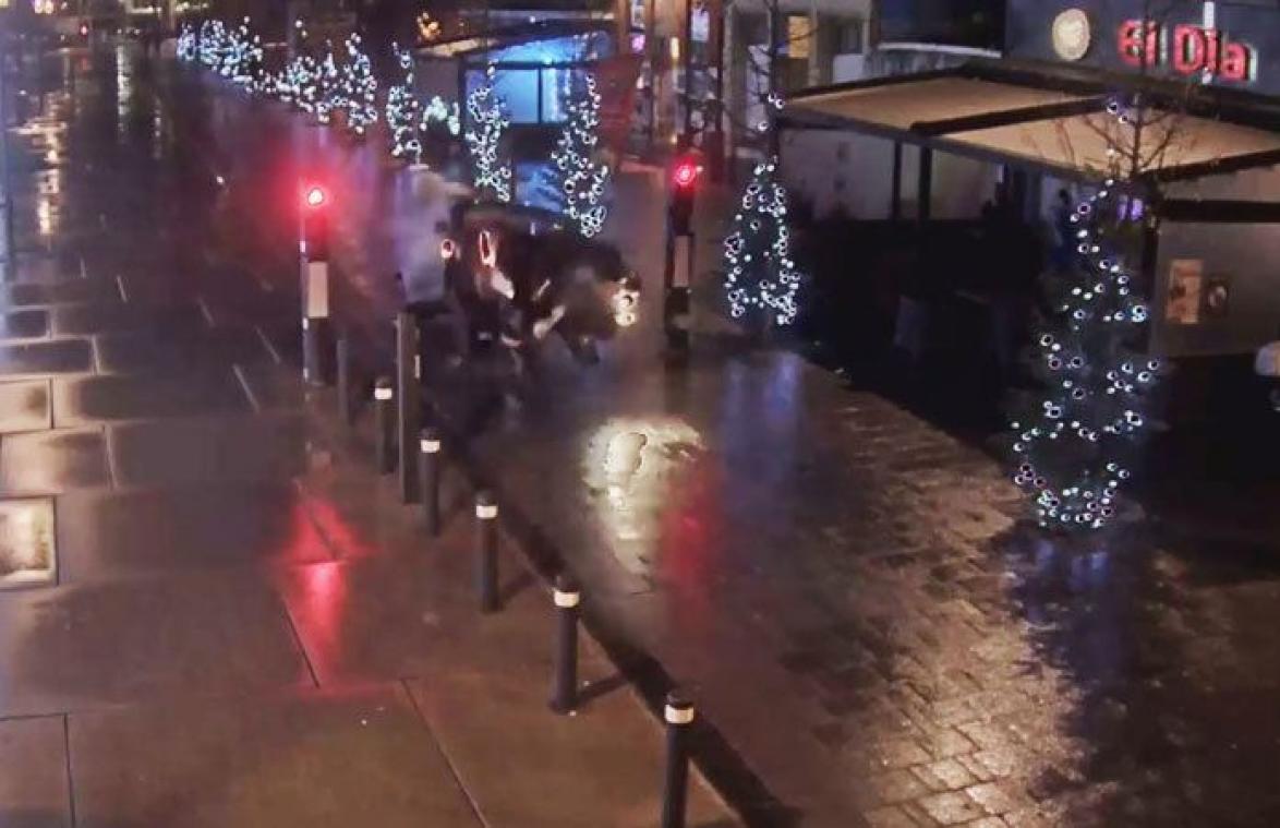 VIDEO. Dronken bestuurder knalt op paaltje in Roeselare centrum