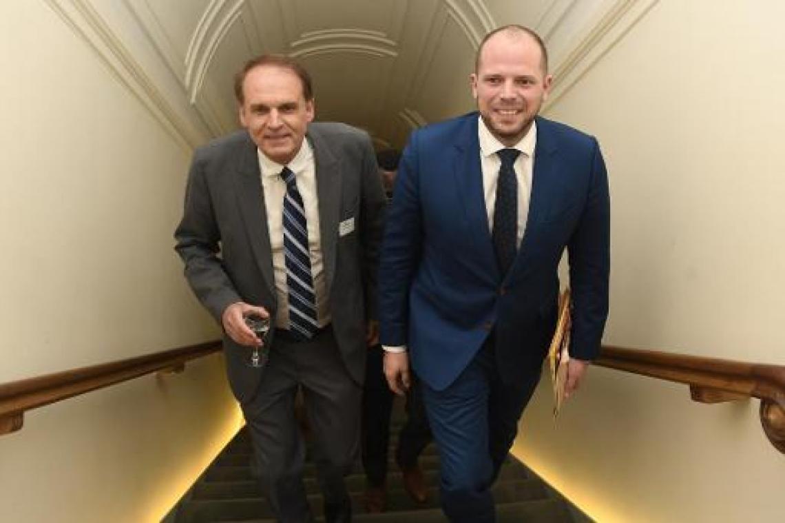 MR-hardliner Destexhe haalt "asielbeleid van laatste 20 jaar" door de mangel in nieuw boek