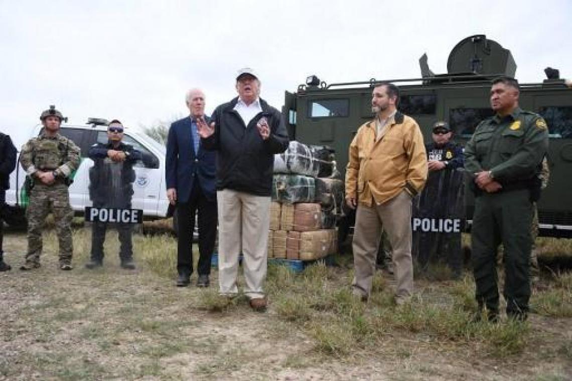 Trump brengt bezoek aan grens met Mexico