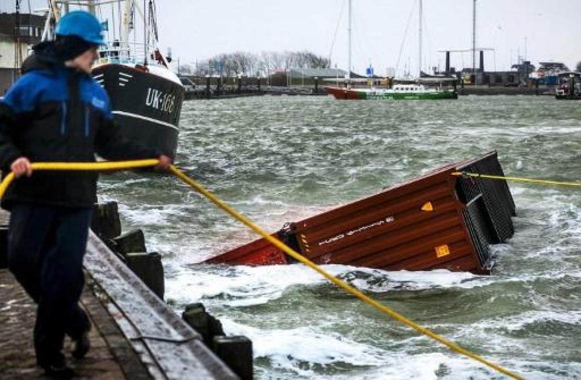 Containers overboord op Noordzee - Eerste bergingsschip ter plaatse