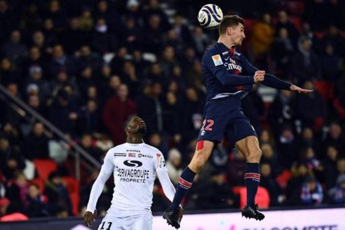 Belgen in het buitenland - PSG wint vlotjes bij Amiens