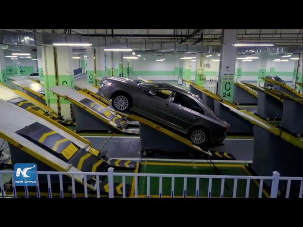 VIDEO. Na schuinsmarcheren is er nu ook 'schuinparkeren'