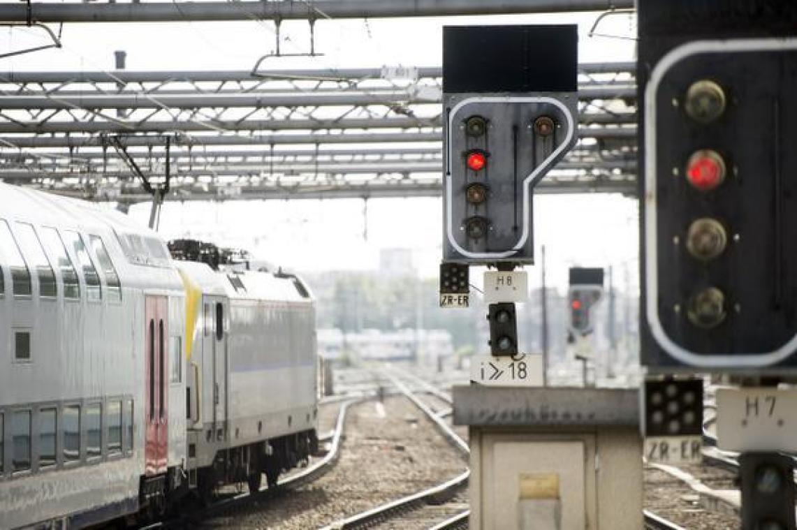 Meer treinen reden door rood licht