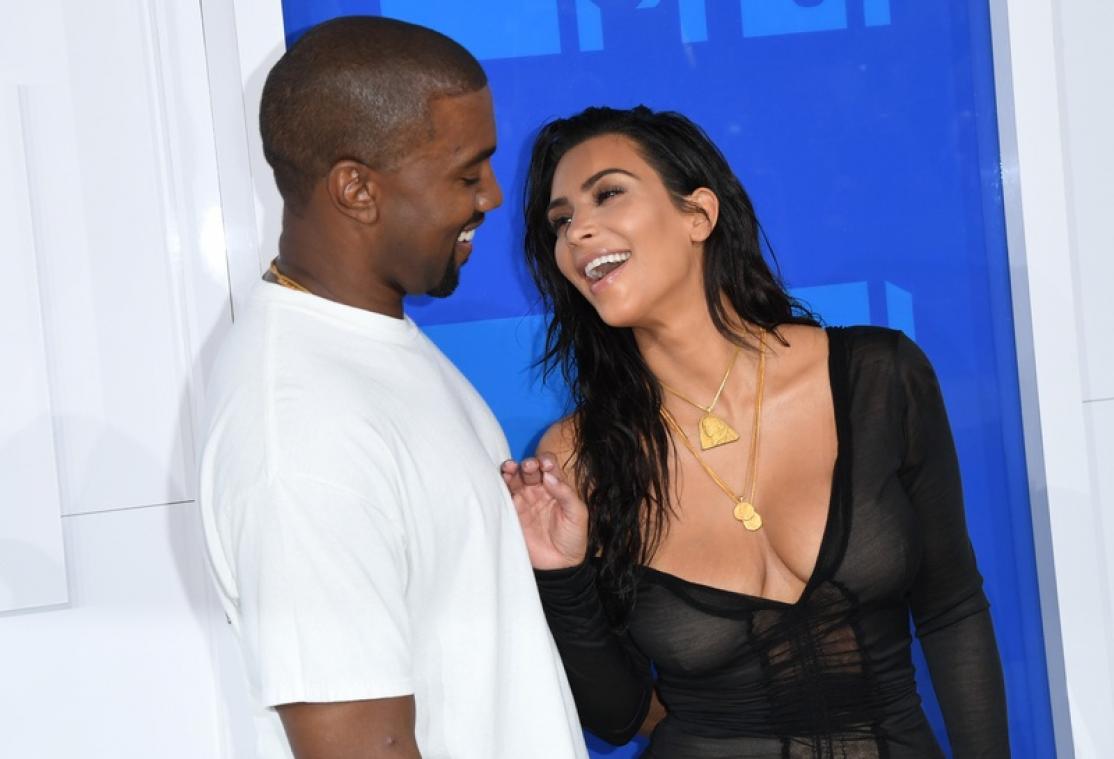 Kim Kardashian verklapt het geslacht van haar vierde kind