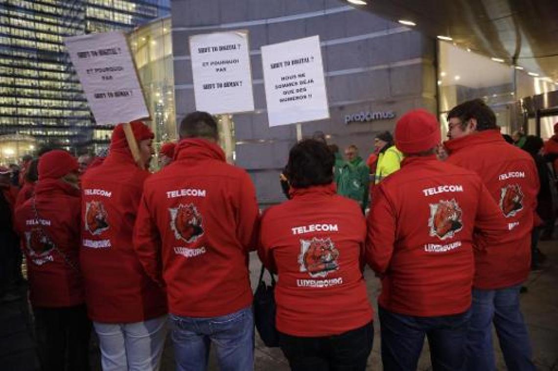 Honderden werknemers verzamelen voor Proximus Towers in Brussel